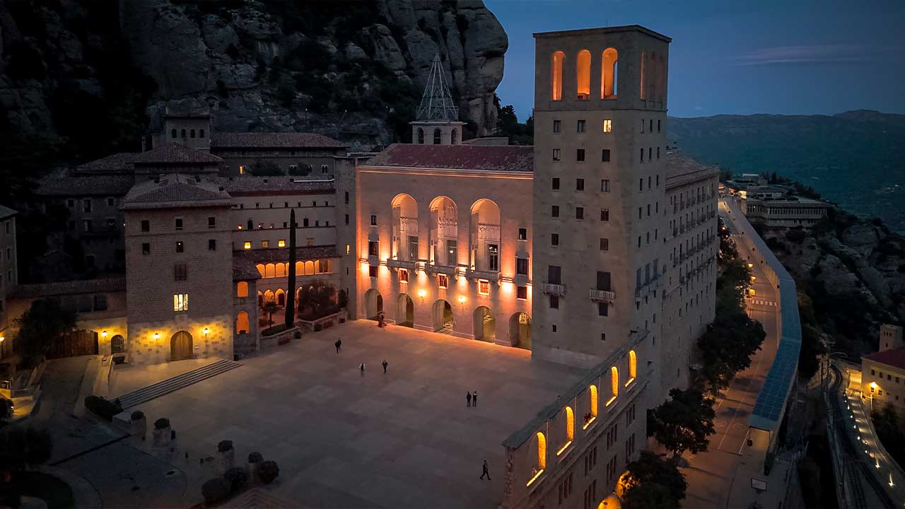 Iluminación arquitectónica RGBW en el Monasterio de Montserrat (Barcelona)